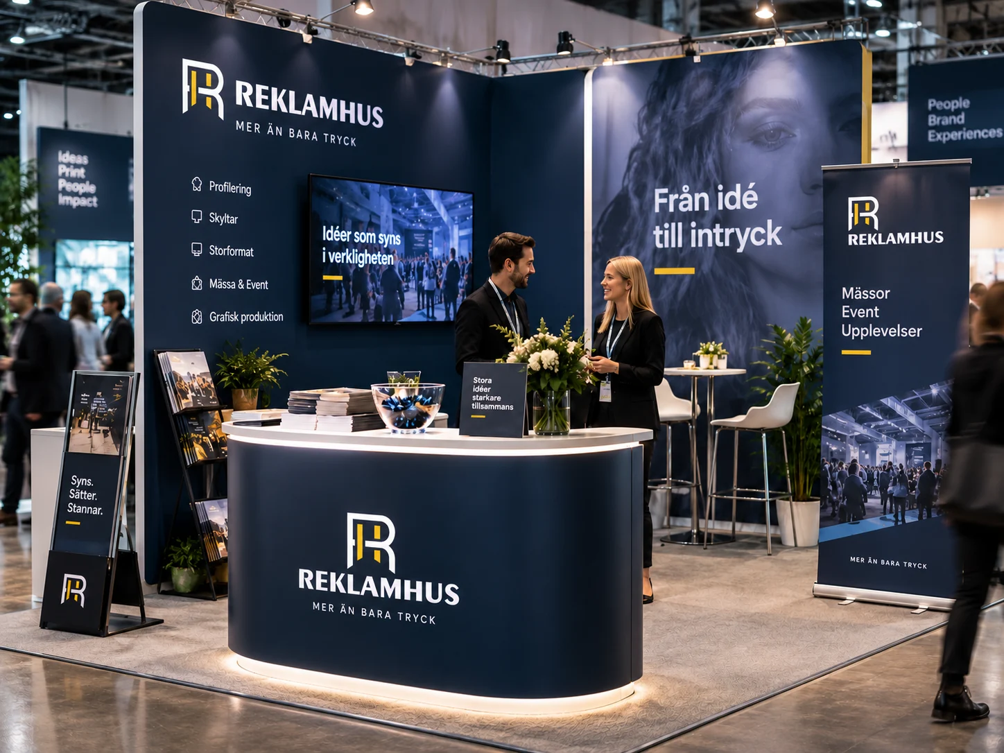 Professionell mässmonter med eventmaterial, roll-ups och profilering